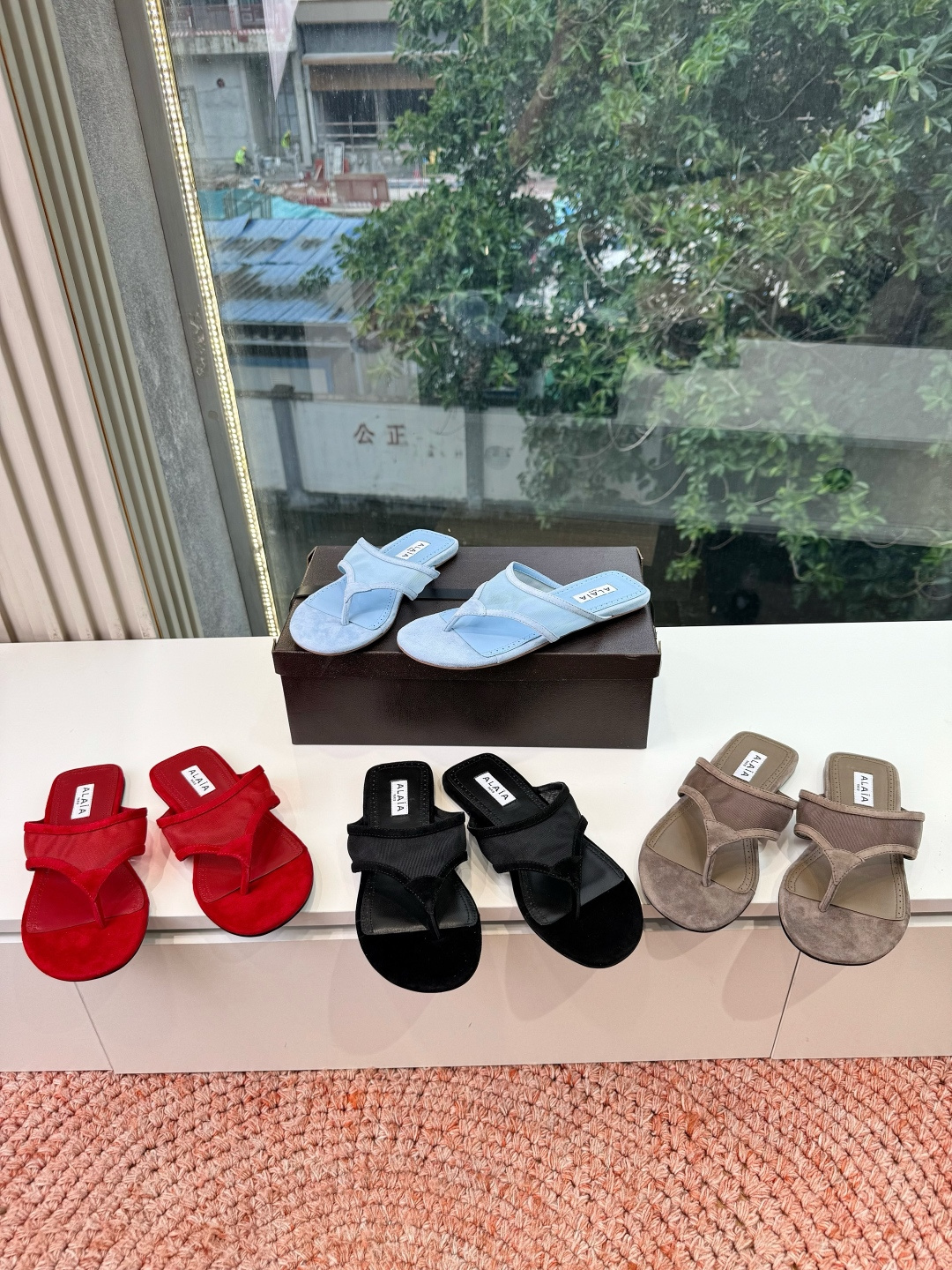 G241代购级阿莱雅Alaïa 镂空平底高跟夹脚拖鞋凉鞋​​✨Alaïa这款镂空高跟凉鞋，采用网状皮革设
