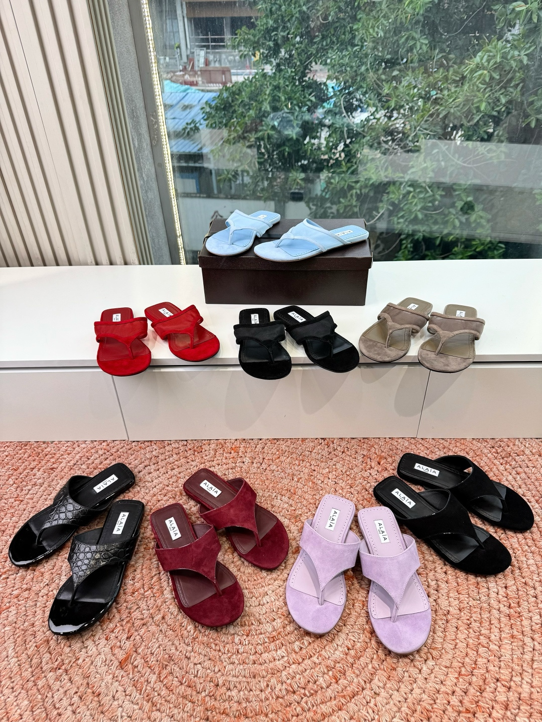 G241代购级阿莱雅Alaïa 镂空平底高跟夹脚拖鞋凉鞋​​✨Alaïa这款镂空高跟凉鞋，采用网状皮革设