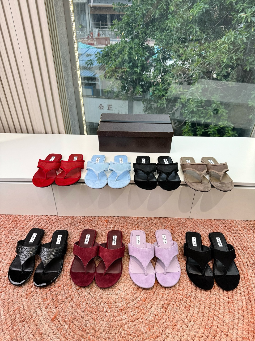 G241代购级阿莱雅Alaïa 镂空平底高跟夹脚拖鞋凉鞋​​✨Alaïa这款镂空高跟凉鞋，采用网状皮革设