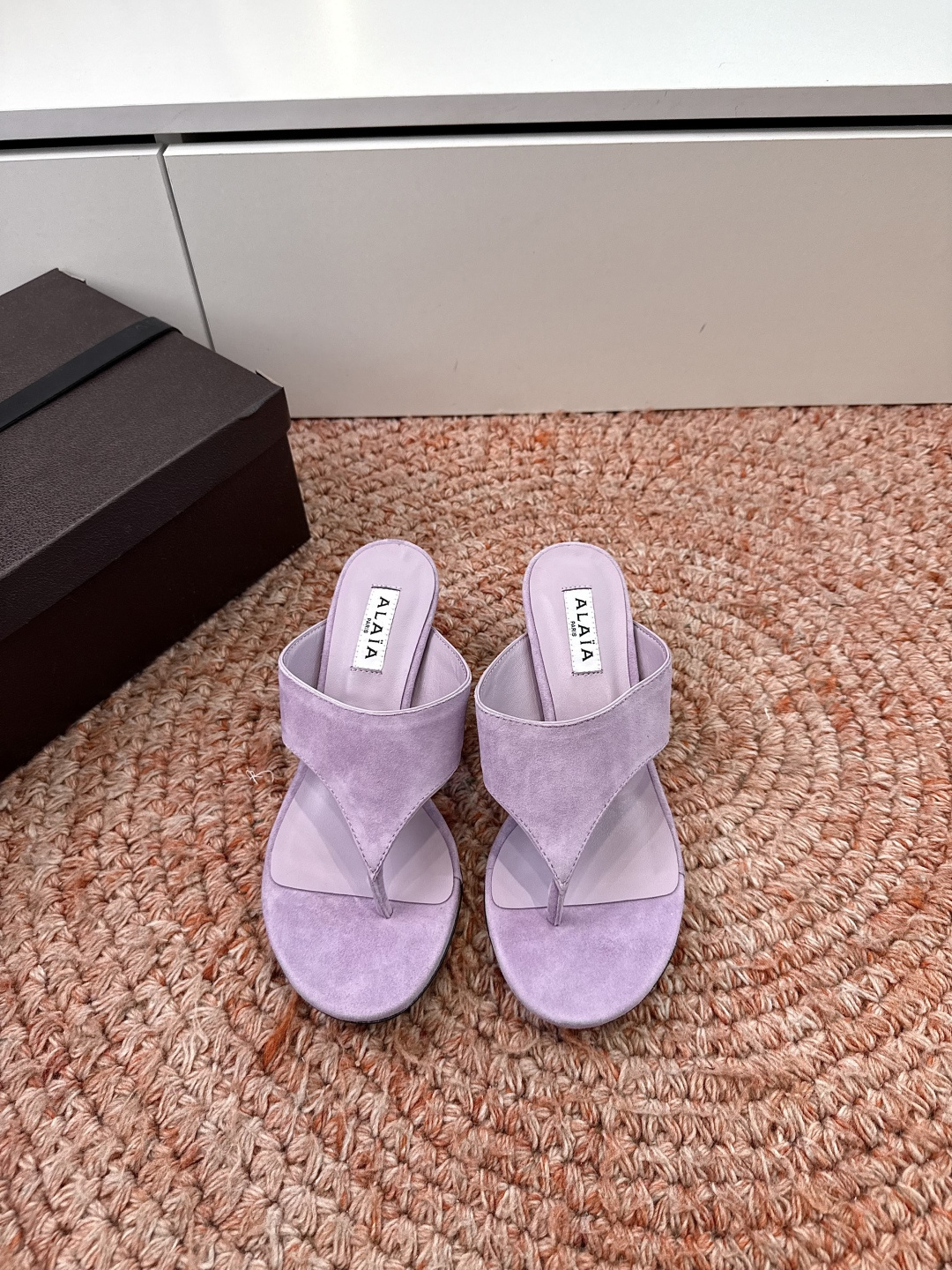 G241代购级阿莱雅Alaïa 镂空高跟凉鞋​​✨Alaïa这款镂空高跟凉鞋，采用网状皮革设计，透气又时