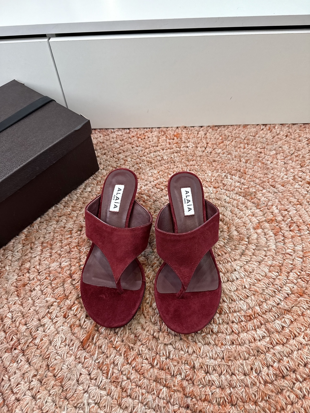 G241代购级阿莱雅Alaïa 镂空高跟凉鞋​​✨Alaïa这款镂空高跟凉鞋，采用网状皮革设计，透气又时
