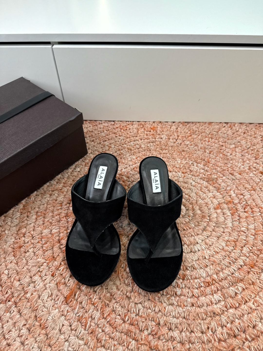 G241代购级阿莱雅Alaïa 镂空高跟凉鞋​​✨Alaïa这款镂空高跟凉鞋，采用网状皮革设计，透气又时