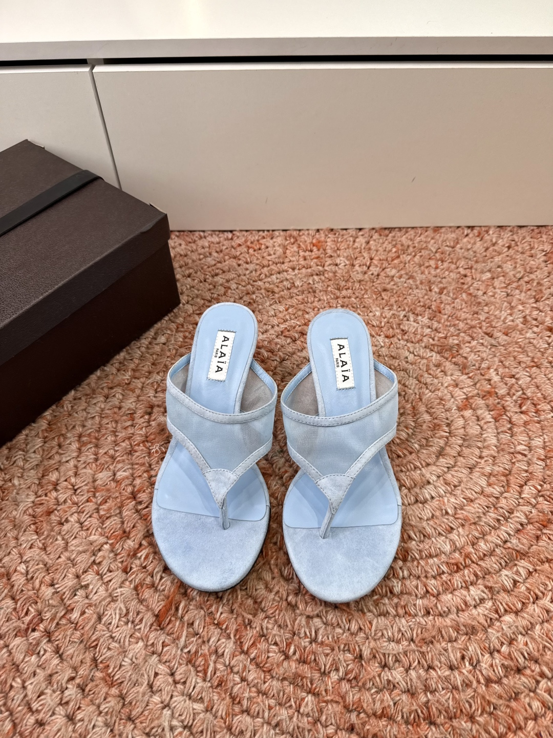 G241代购级阿莱雅Alaïa 镂空高跟凉鞋​​✨Alaïa这款镂空高跟凉鞋，采用网状皮革设计，透气又时