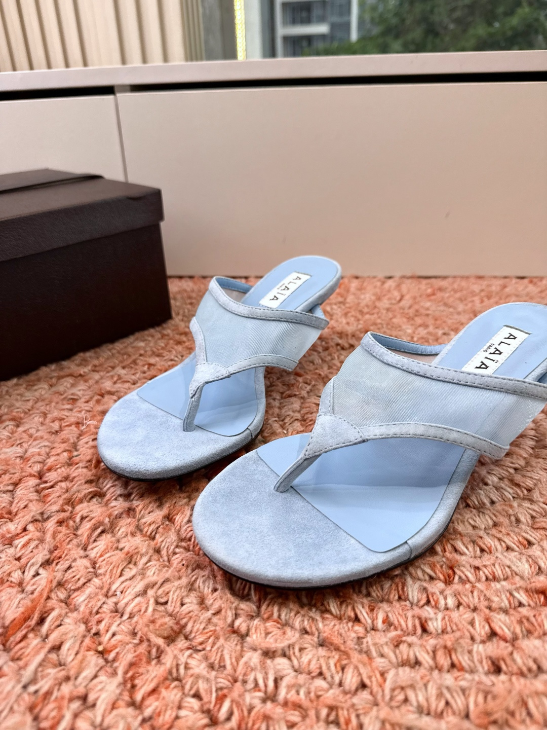 G241代购级阿莱雅Alaïa 镂空高跟凉鞋​​✨Alaïa这款镂空高跟凉鞋，采用网状皮革设计，透气又时