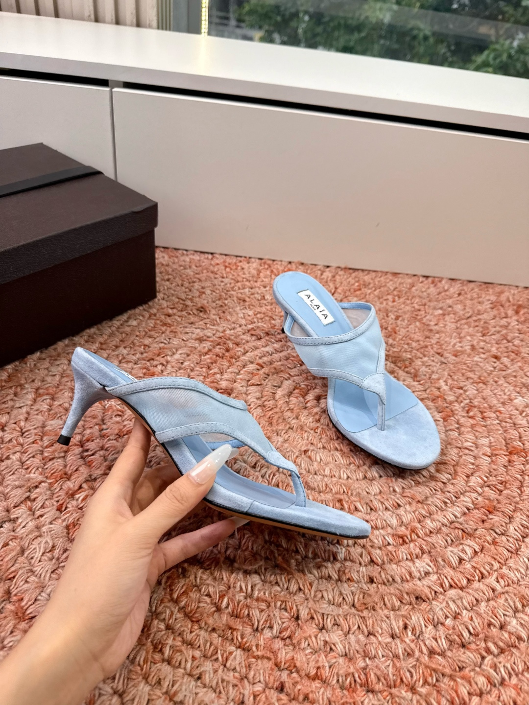 G241代购级阿莱雅Alaïa 镂空高跟凉鞋​​✨Alaïa这款镂空高跟凉鞋，采用网状皮革设计，透气又时