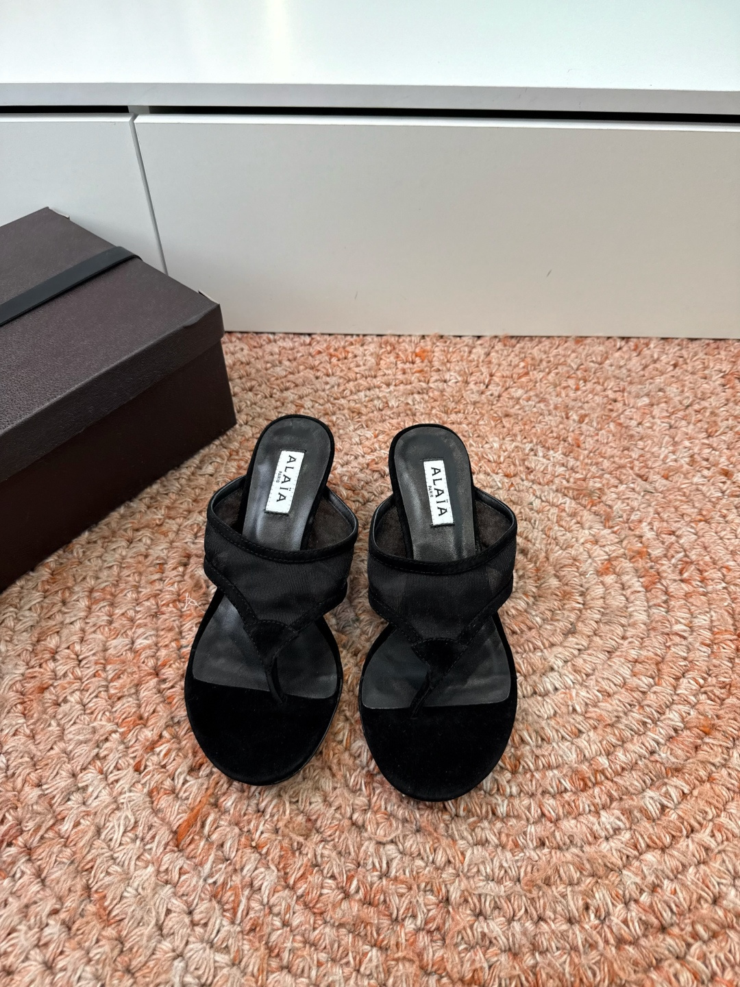 G241代购级阿莱雅Alaïa 镂空高跟凉鞋​​✨Alaïa这款镂空高跟凉鞋，采用网状皮革设计，透气又时