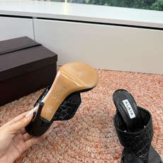 G241代购级阿莱雅Alaïa 镂空高跟凉鞋✨Alaïa这款镂空高跟凉鞋,采用网状皮革设计,透气又时 G241代购级阿莱雅Alaïa 镂空高跟凉鞋✨Alaïa这款镂空高跟凉鞋,采用网状皮革设计,透气又时