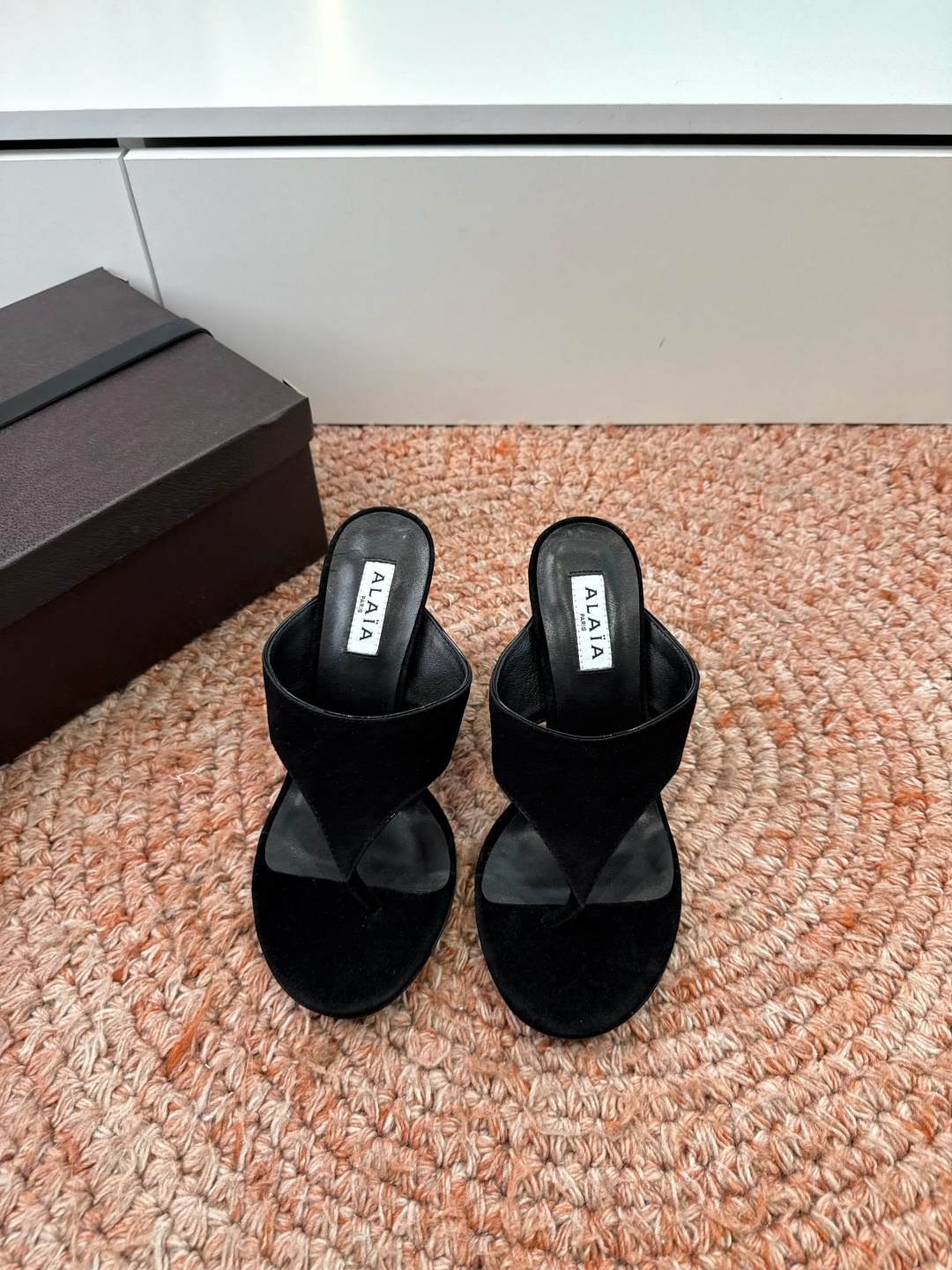 G241代购级阿莱雅Alaïa 镂空高跟凉鞋​​✨Alaïa这款镂空高跟凉鞋，采用网状皮革设计，透气又时