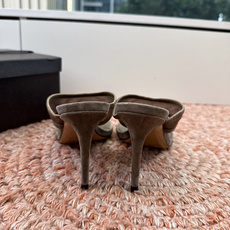 G241代购级阿莱雅Alaïa 镂空高跟凉鞋✨Alaïa这款镂空高跟凉鞋,采用网状皮革设计,透气又时 G241代购级阿莱雅Alaïa 镂空高跟凉鞋✨Alaïa这款镂空高跟凉鞋,采用网状皮革设计,透气又时