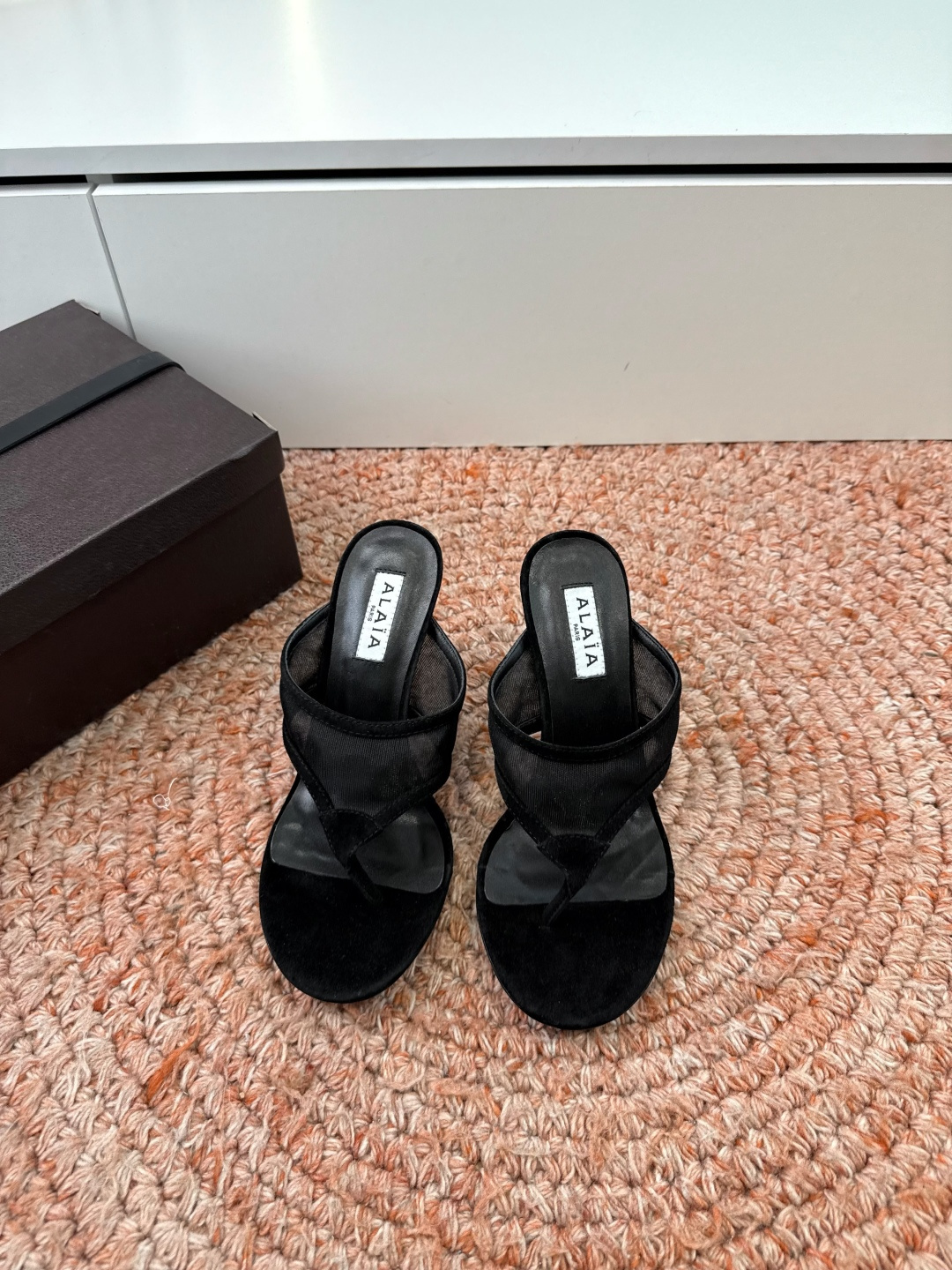 G241代购级阿莱雅Alaïa 镂空高跟凉鞋​​✨Alaïa这款镂空高跟凉鞋，采用网状皮革设计，透气又时