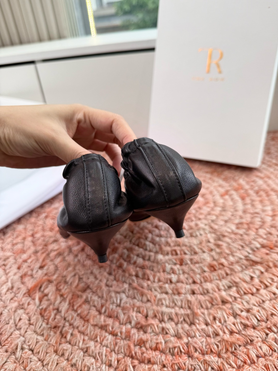 所见即所得G028代购级别the roe玛丽珍单鞋一定要收了它 有一丢高级又简约的感觉其实除了好看以外它 所见即所得G028代购级别the roe玛丽珍单鞋一定要收了它 有一丢高级又简约的感觉其实除了好看以外它