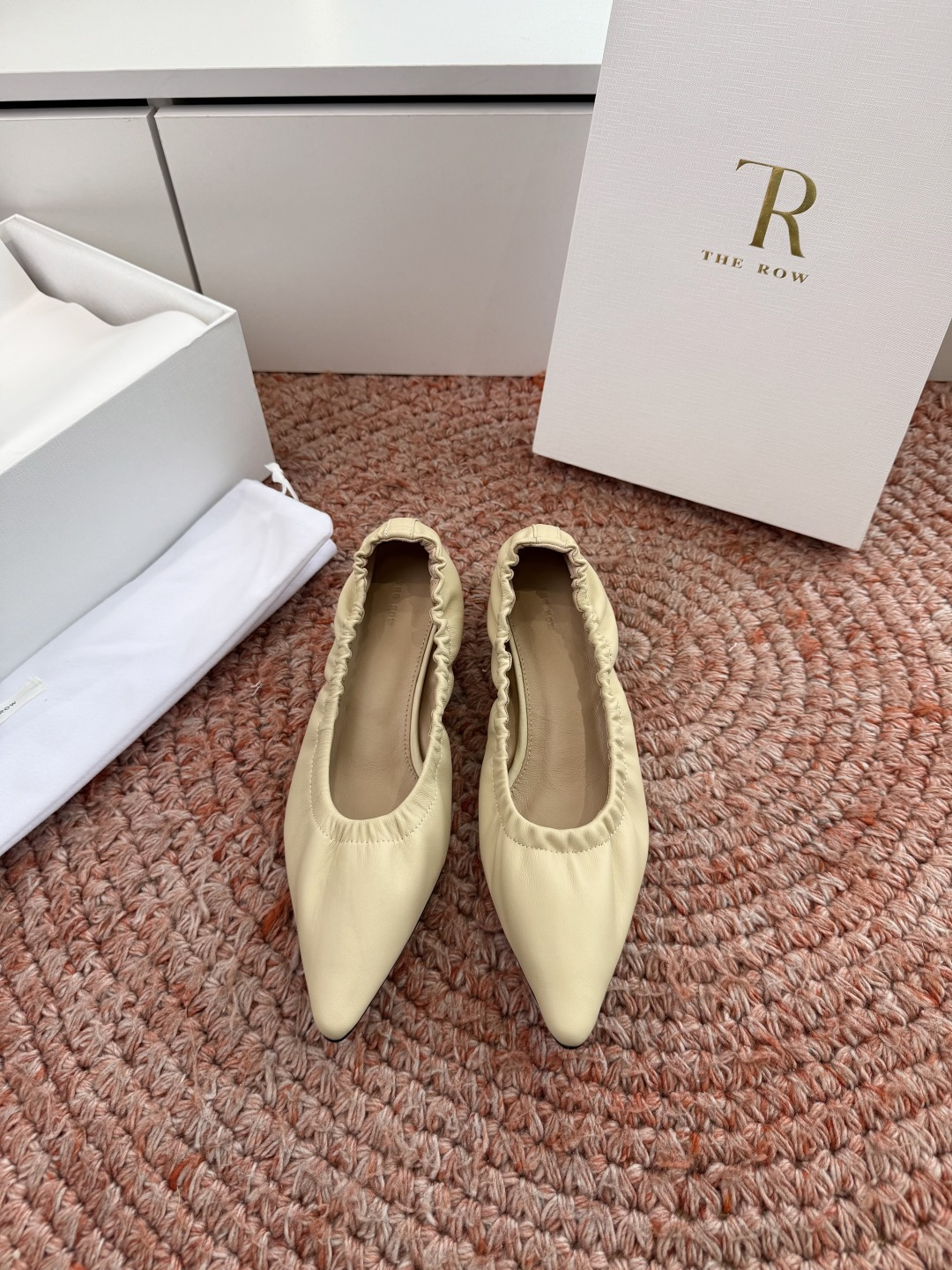 NO:889822,If you are purchasing the roe Mary Jane shoes, you must buy them. They have a high-end yet simple feel. In fact, in addition to being good-looking, they are so comfortable that you can’t bear to take them off!  Paired with jeans, suit trousers, and skirts, there is no sense of disharmony. Original fabric material, sole to version sole, size 35-39 (40. Customized, non-returnable and non-exchangeable), single shoes, mary jane, skirts, jeans, business suit19860909代购级别the roe玛丽珍单鞋一定要收了它 有一丢高级又简约的感觉其实除了好看以外它的舒适度真的是好穿到舍不得脱下来啦！搭配牛仔裤 西装裤 半身裙都毫无违和感 面料原版材质 鞋底对版鞋底 尺码35-39（40.定制不退不换）,单鞋,mary jane,skirts,jeans,business suit,Women's Shoes
