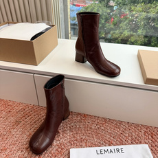 G028😀LEMAIRE✨2026秋冬新款复古短靴,法式慵懒,简约而不失格调,绑带设计,是随性与精致的融 G028😀LEMAIRE✨2026秋冬新款复古短靴,法式慵懒,简约而不失格调,绑带设计,是随性与精致的融