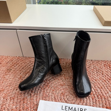 G028😀LEMAIRE✨2026秋冬新款复古短靴,法式慵懒,简约而不失格调,绑带设计,是随性与精致的融 G028😀LEMAIRE✨2026秋冬新款复古短靴,法式慵懒,简约而不失格调,绑带设计,是随性与精致的融