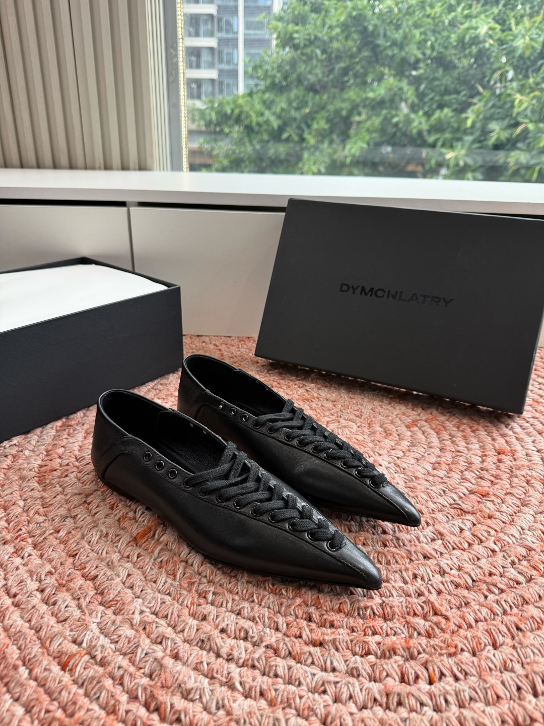 G213Dymonlatry女巫鞋舒淇同款26秋冬“Arcana”系列女巫靴，时装感尖头造型与松弛感宽筒