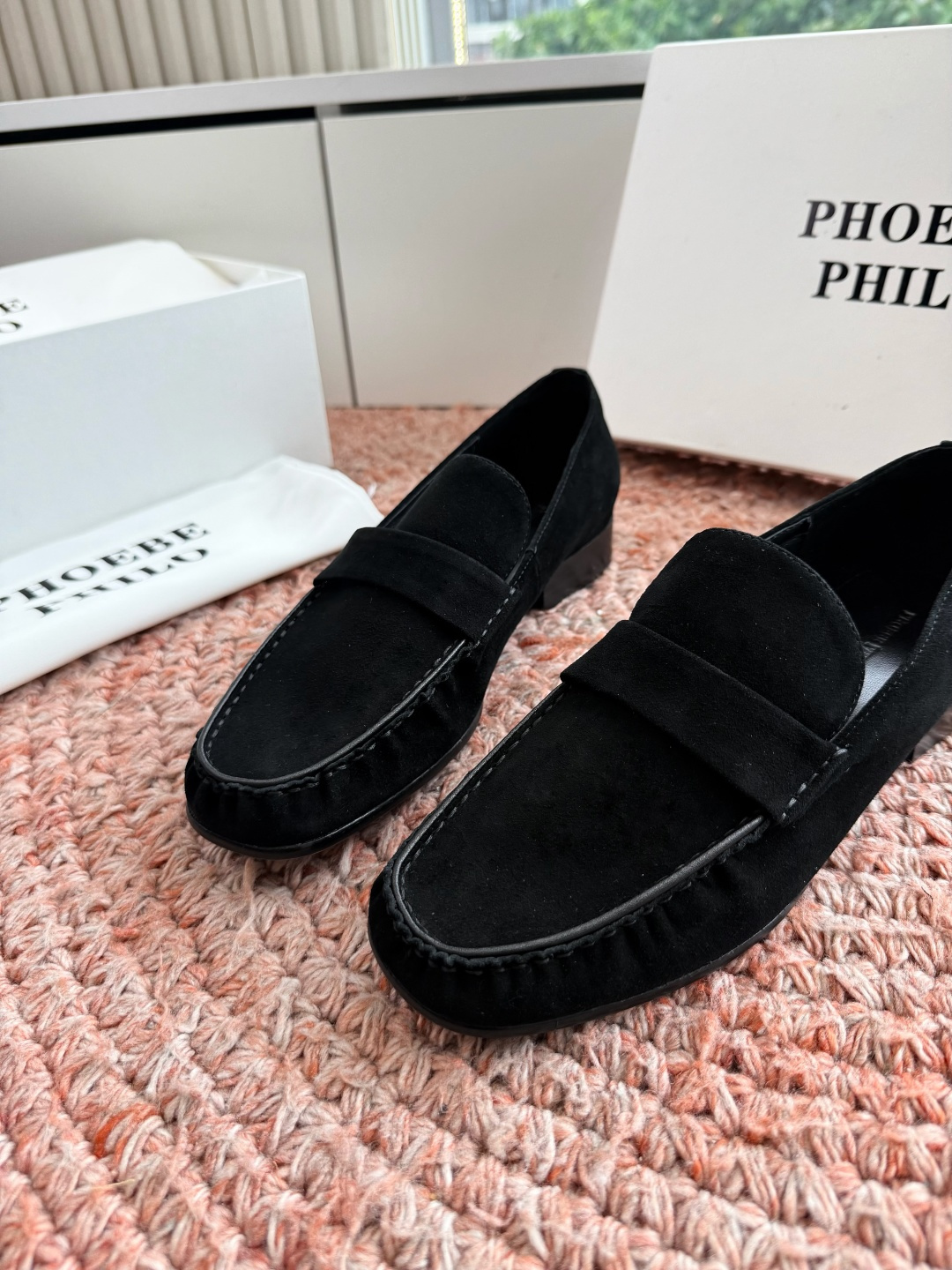 G213Phoebe Phil*新款乐福鞋经典的芭蕾鞋型，搭配鞋头的小蝴蝶结，自带软萌的少女感。鞋口的松