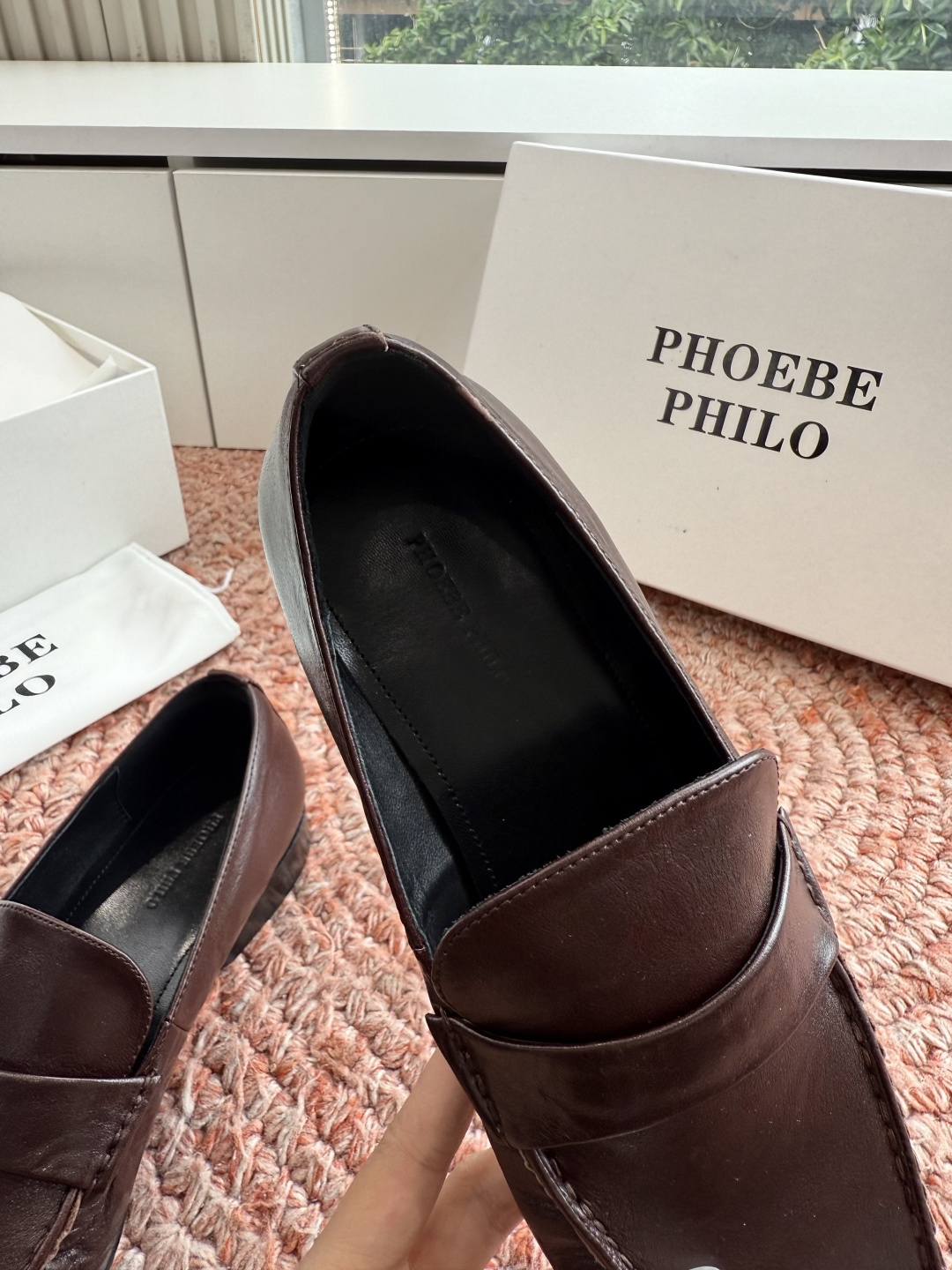 G213Phoebe Phil*新款乐福鞋经典的芭蕾鞋型，搭配鞋头的小蝴蝶结，自带软萌的少女感。鞋口的松