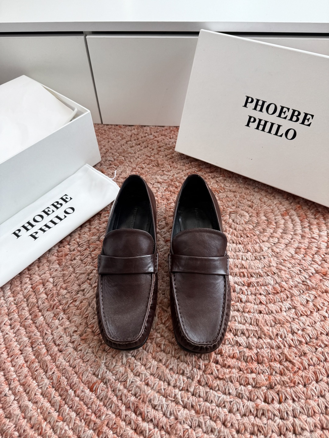 G213Phoebe Phil*新款乐福鞋经典的芭蕾鞋型，搭配鞋头的小蝴蝶结，自带软萌的少女感。鞋口的松