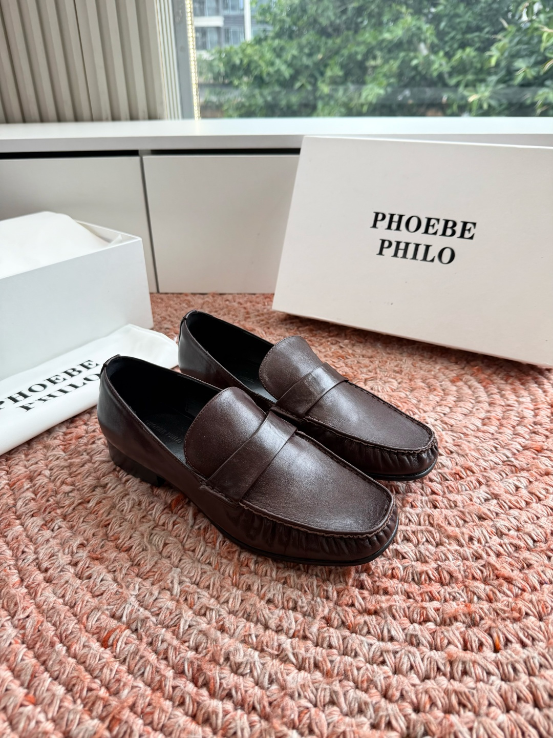 G213Phoebe Phil*新款乐福鞋经典的芭蕾鞋型，搭配鞋头的小蝴蝶结，自带软萌的少女感。鞋口的松