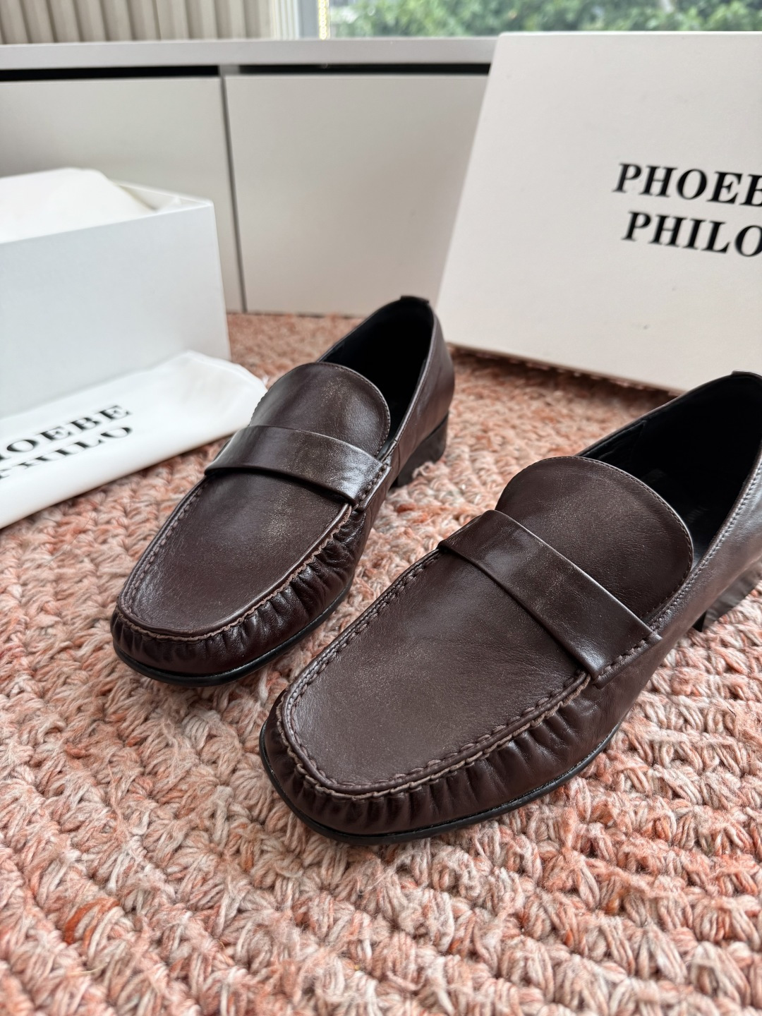 G213Phoebe Phil*新款乐福鞋经典的芭蕾鞋型，搭配鞋头的小蝴蝶结，自带软萌的少女感。鞋口的松