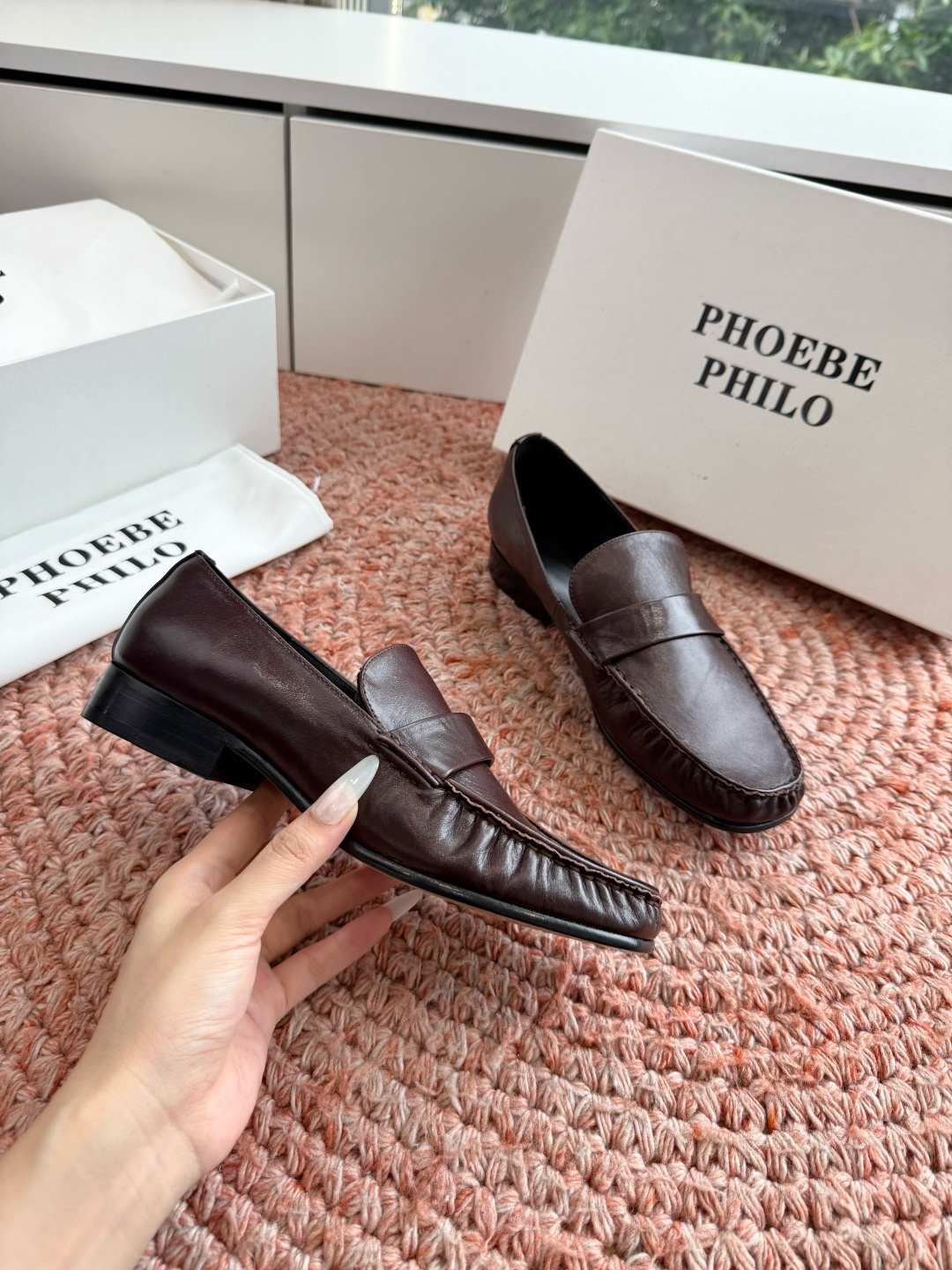 G213Phoebe Phil*新款乐福鞋经典的芭蕾鞋型，搭配鞋头的小蝴蝶结，自带软萌的少女感。鞋口的松