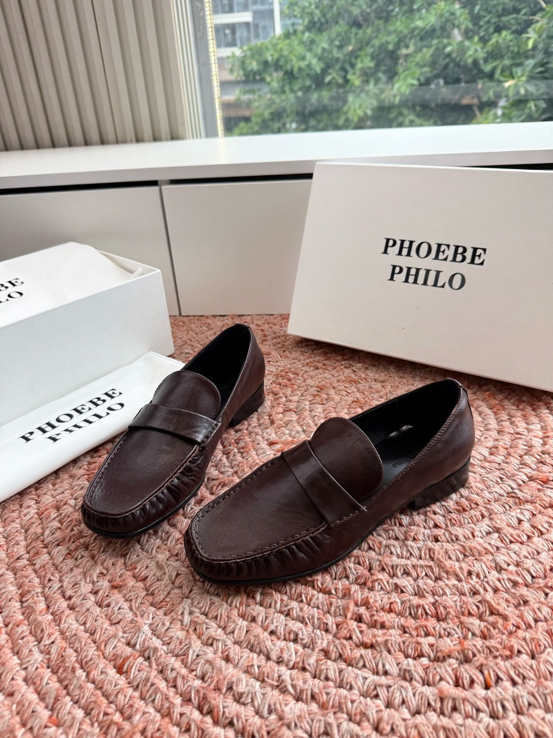 G213Phoebe Phil*新款乐福鞋经典的芭蕾鞋型，搭配鞋头的小蝴蝶结，自带软萌的少女感。鞋口的松