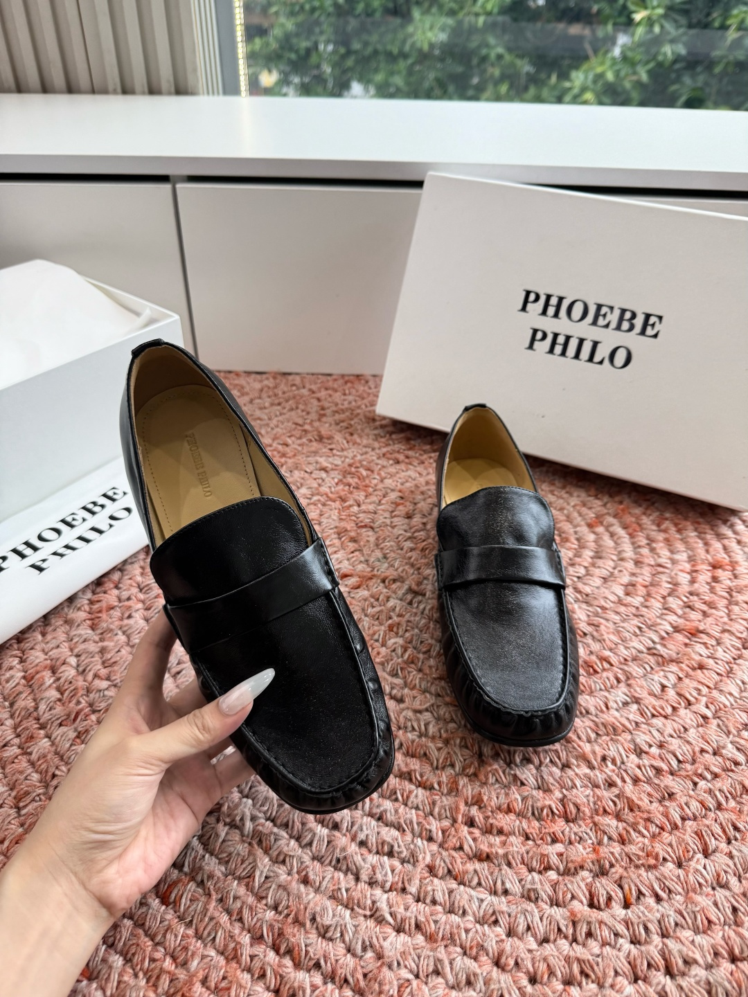 G213Phoebe Phil*新款乐福鞋经典的芭蕾鞋型，搭配鞋头的小蝴蝶结，自带软萌的少女感。鞋口的松
