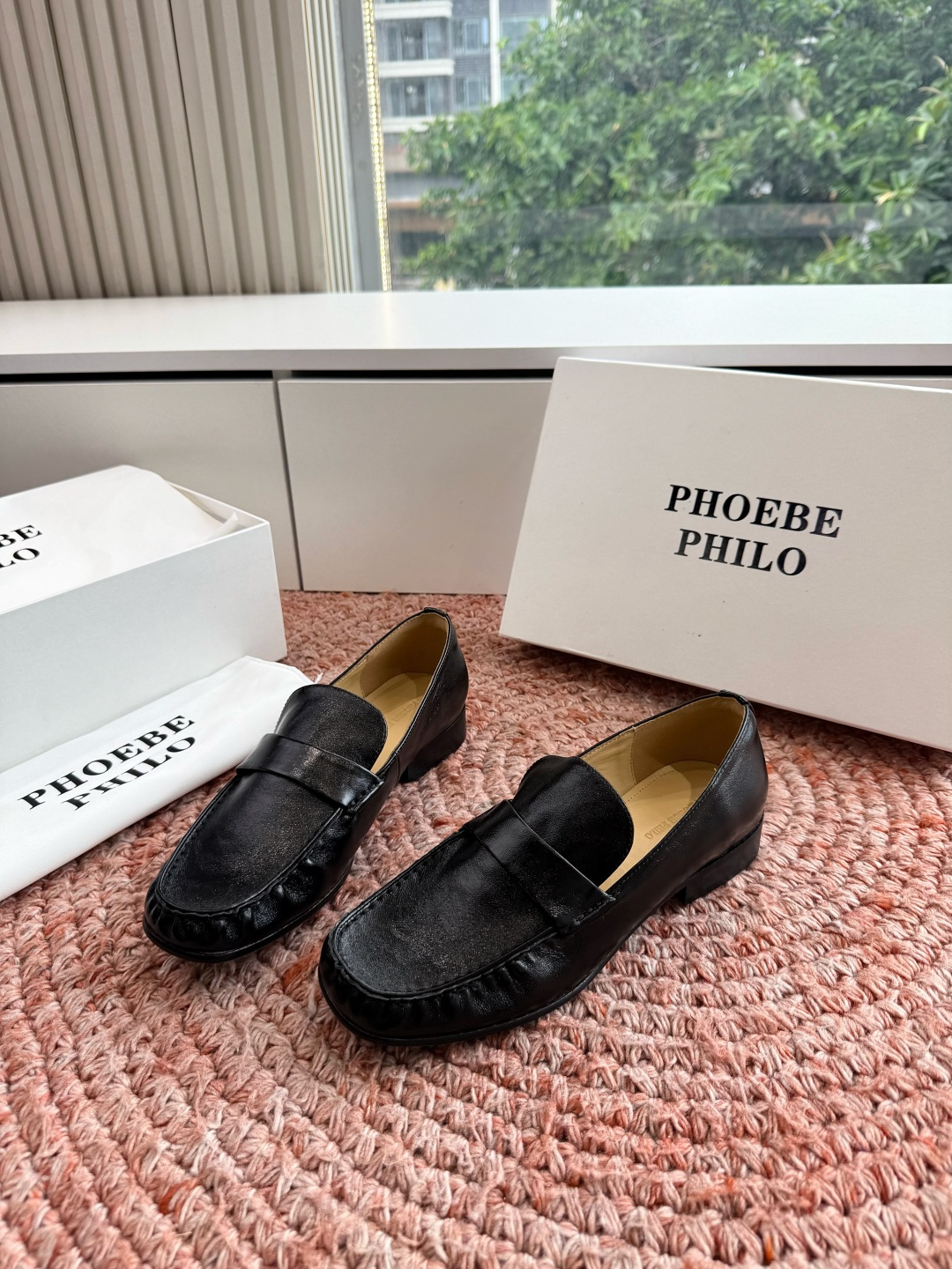 G213Phoebe Phil*新款乐福鞋经典的芭蕾鞋型，搭配鞋头的小蝴蝶结，自带软萌的少女感。鞋口的松