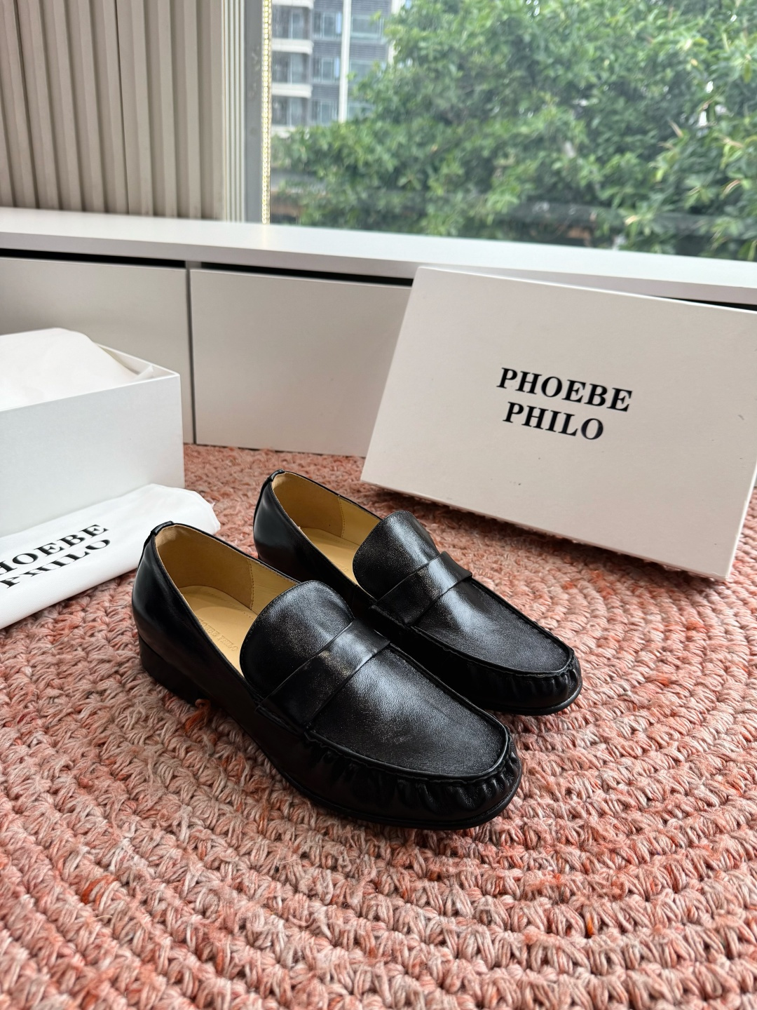 G213Phoebe Phil*新款乐福鞋经典的芭蕾鞋型，搭配鞋头的小蝴蝶结，自带软萌的少女感。鞋口的松