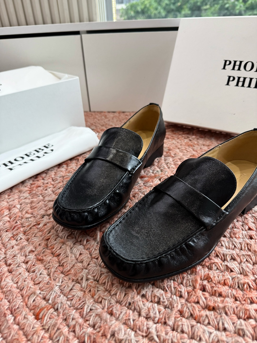 G213Phoebe Phil*新款乐福鞋经典的芭蕾鞋型，搭配鞋头的小蝴蝶结，自带软萌的少女感。鞋口的松