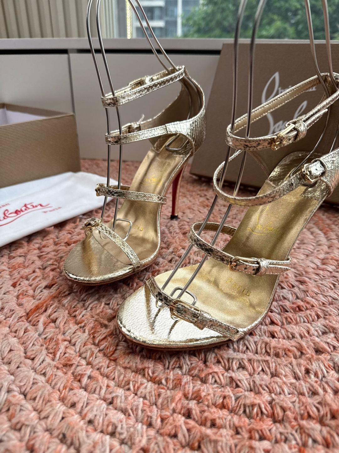 G277Christian Louboutin红底鞋防水台凉鞋选到了颜色真好看呀[色色R]MyThere