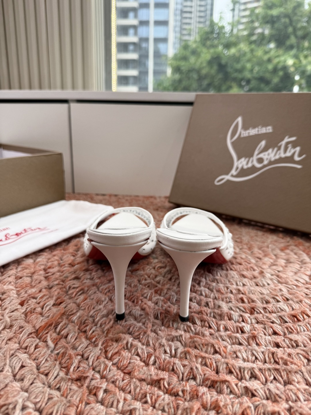 G277Christian Louboutin红底鞋特卖会收获选到了一双黄色的漆皮Me Dolly 85