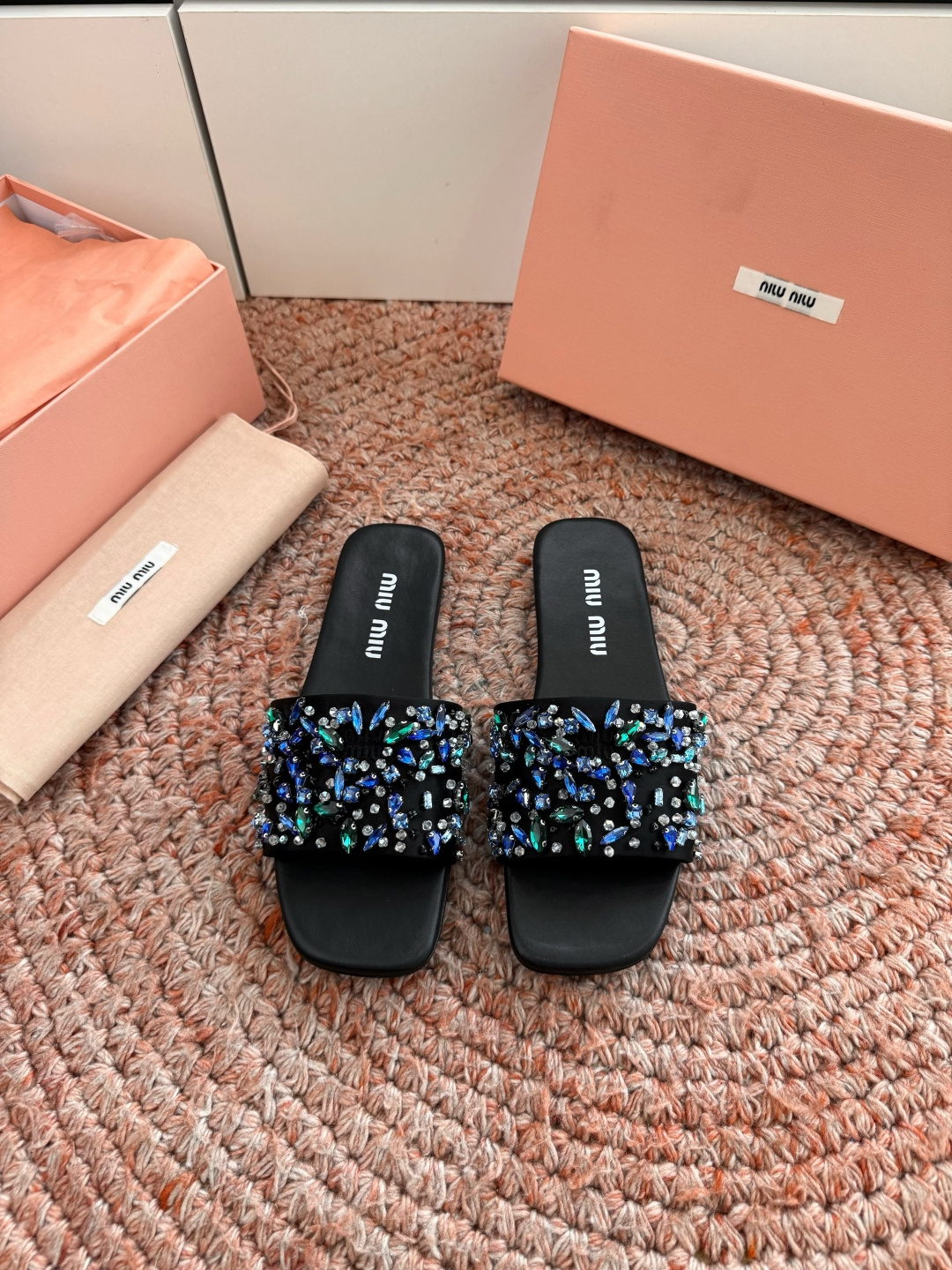 NO:889870,Purchasing-grade exclusive new Miu Miu 2026 genuine leather half-slippers developed by Zp. Handmade sheepskin braided twist diamond flat slippers, instant sale of the market version. Miu is really too girly. The lambskin is super soft and waxy. If you like it, you can rush it!  The upper is made of lambskin/the sole is made of genuine leather, code number 35-39 (40.41 custom made, non-returnable and non-exchangeable), slippers, miumiu, slippers, sheepskin19860909代购级独家上新Miu Miu2026真皮半拖Zp开发 手工羊皮编织麻花菱格平底拖鞋秒杀市面版本Miu真的太少女奶呼呼的 小羊皮超级软糯 喜欢可以冲了！ 鞋面对版小羊皮/ 鞋底真皮 码数35-39（40.41定做不退不换）,拖鞋,miumiu,slippers,sheepskin,Women's Shoes