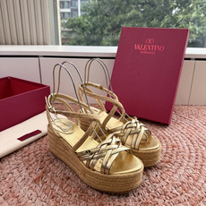 G289所见即所得VALENTINO华伦天奴经典凉鞋单鞋春夏VLOGO SIGNATURE鞋型线条流畅. G289所见即所得VALENTINO华伦天奴经典凉鞋单鞋春夏VLOGO SIGNATURE鞋型线条流畅.