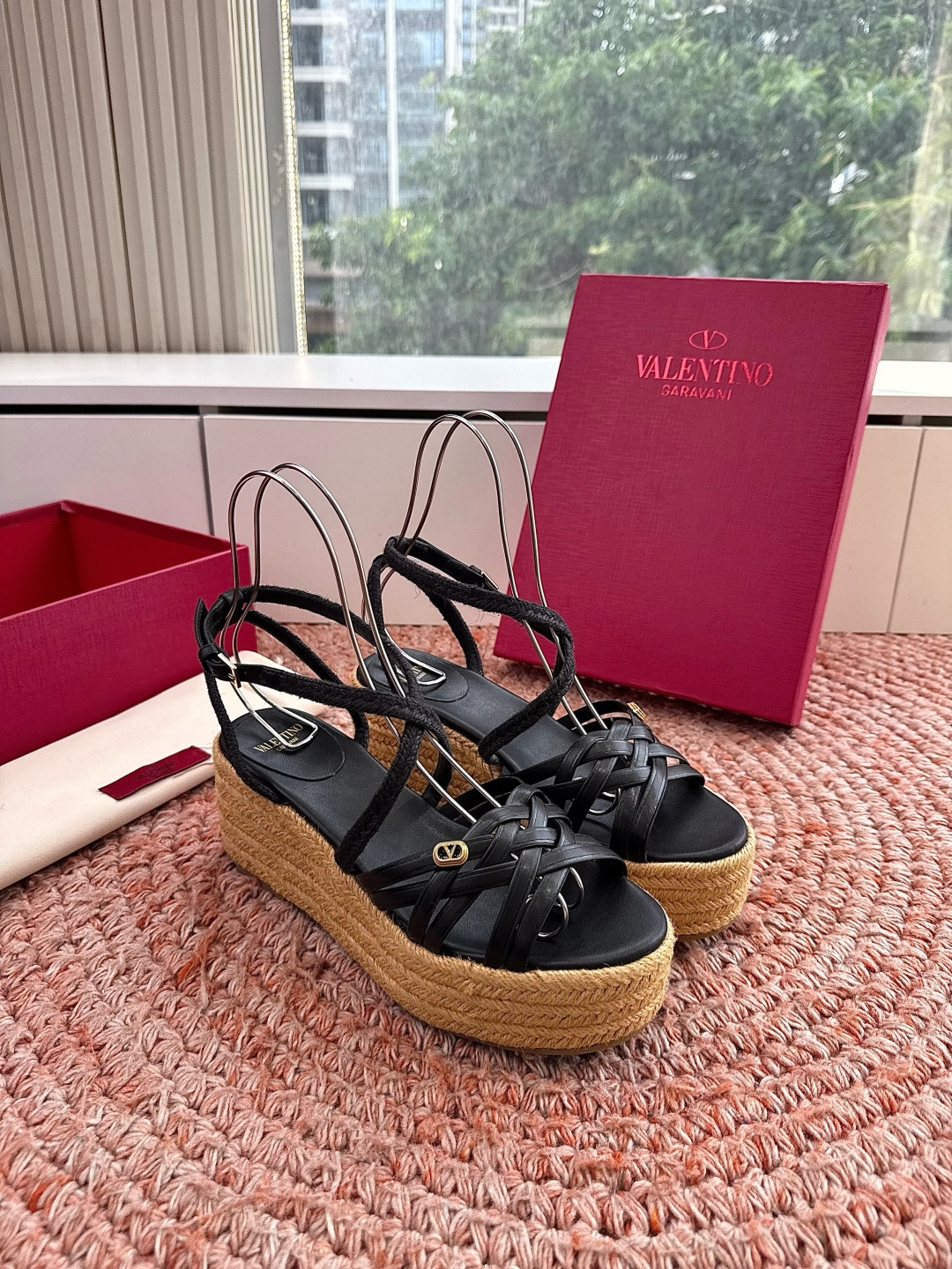 G289所见即所得VALENTINO华伦天奴经典凉鞋单鞋春夏VLOGO SIGNATURE鞋型线条流畅.