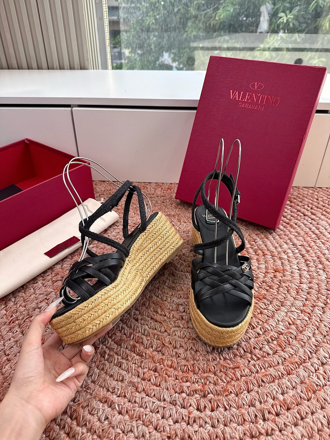 G289所见即所得VALENTINO华伦天奴经典凉鞋单鞋春夏VLOGO SIGNATURE鞋型线条流畅.