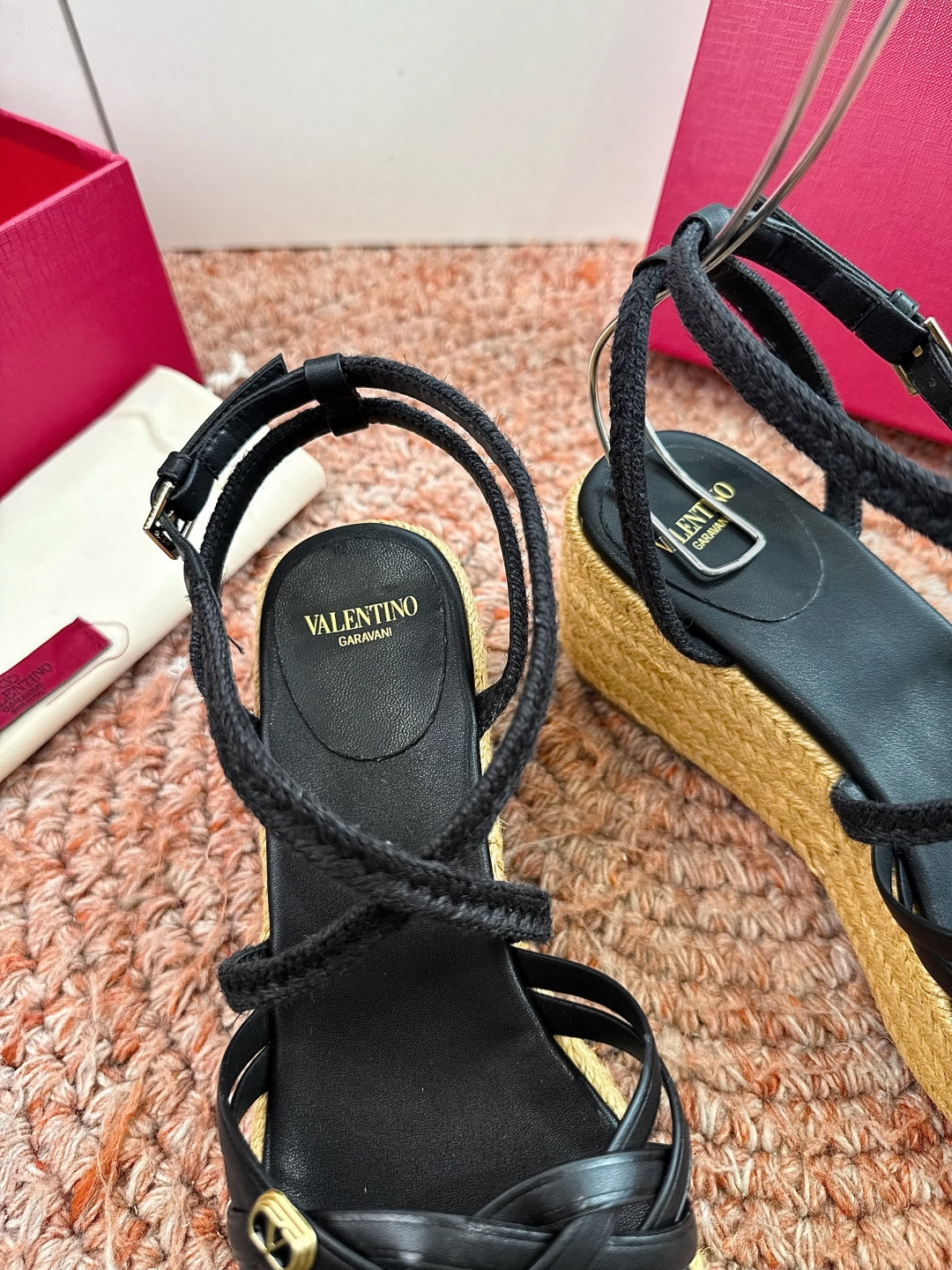 G289所见即所得VALENTINO华伦天奴经典凉鞋单鞋春夏VLOGO SIGNATURE鞋型线条流畅.