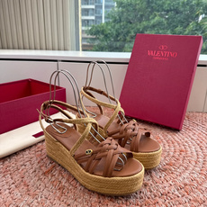 G289所见即所得VALENTINO华伦天奴经典凉鞋单鞋春夏VLOGO SIGNATURE鞋型线条流畅. G289所见即所得VALENTINO华伦天奴经典凉鞋单鞋春夏VLOGO SIGNATURE鞋型线条流畅.