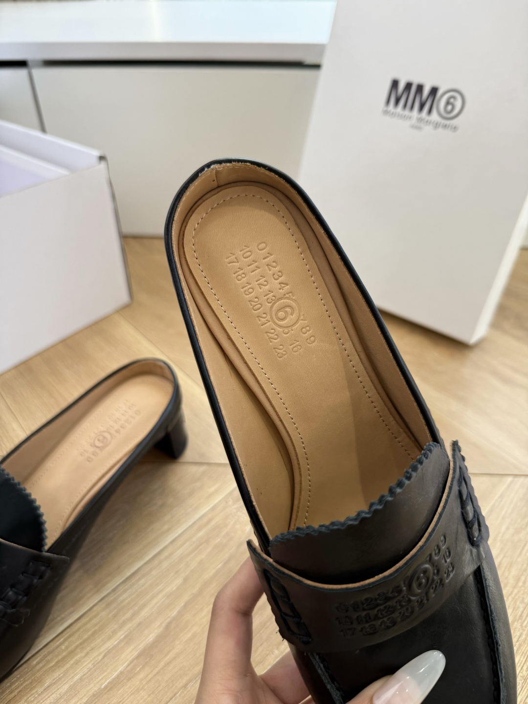 G077顶级Maison Margiel*26SS 春夏新款复古懒人包头穆勒鞋经典简约的乐福鞋版型，利落