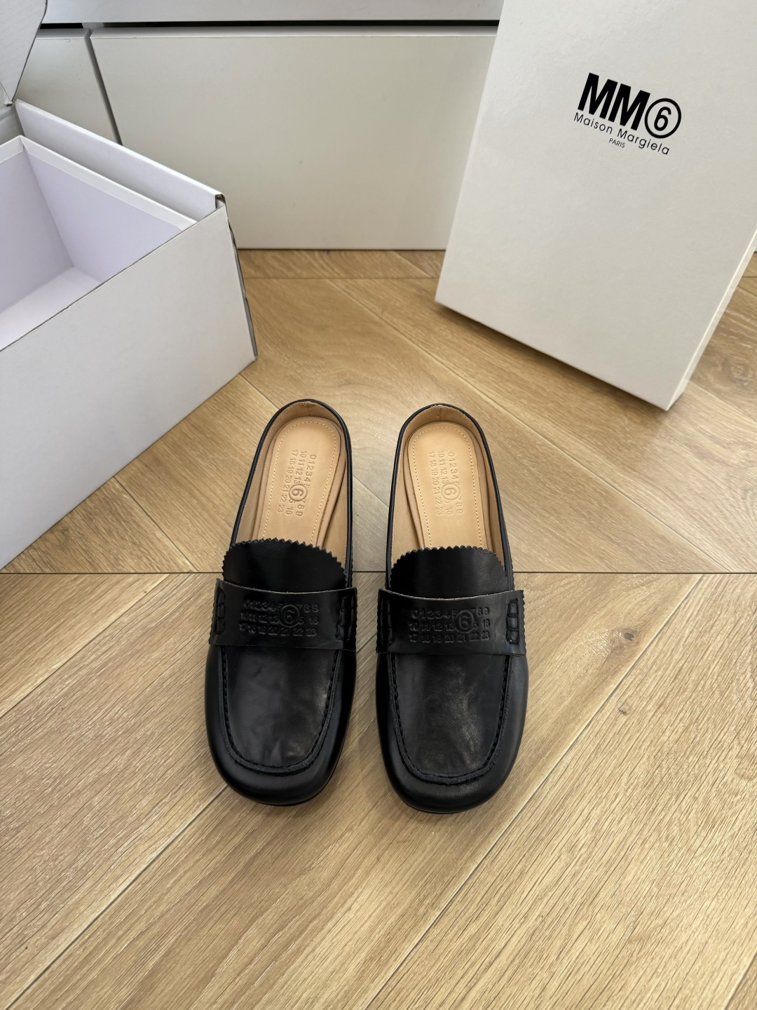 G077顶级Maison Margiel*26SS 春夏新款复古懒人包头穆勒鞋经典简约的乐福鞋版型，利落
