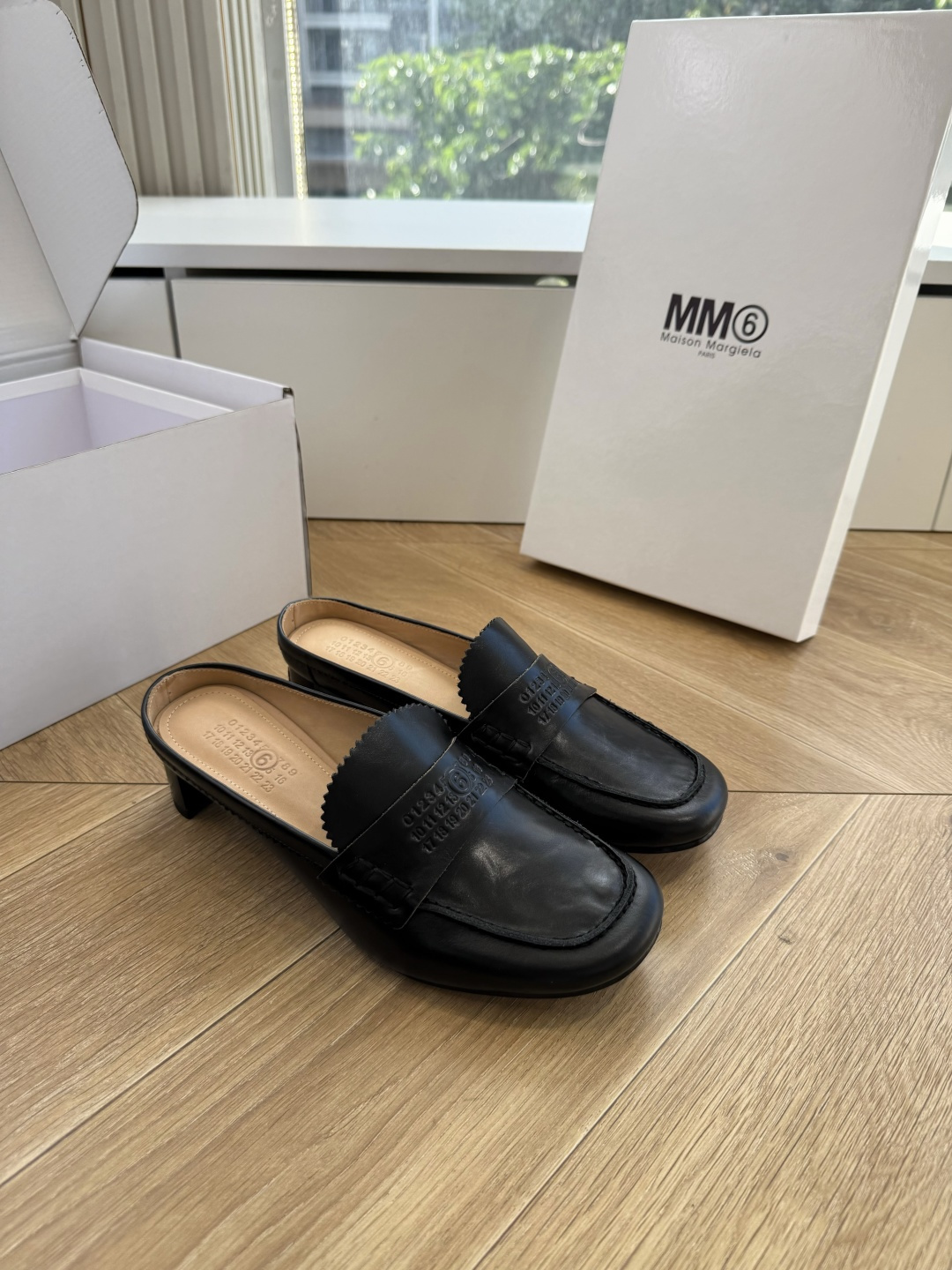 G077顶级Maison Margiel*26SS 春夏新款复古懒人包头穆勒鞋经典简约的乐福鞋版型，利落