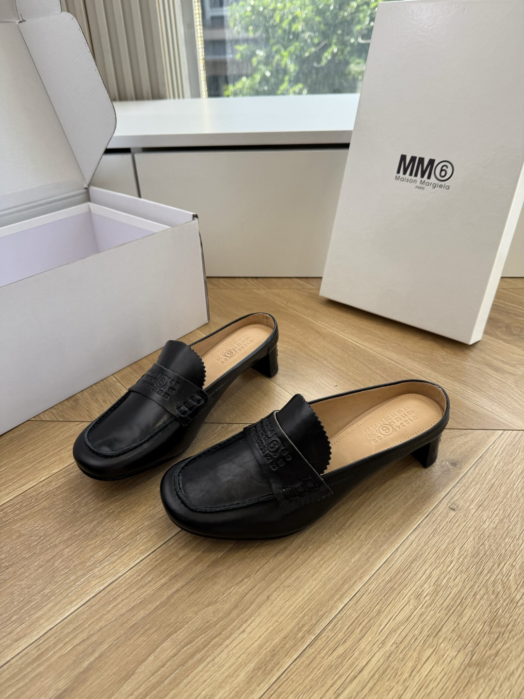 G077顶级Maison Margiel*26SS 春夏新款复古懒人包头穆勒鞋经典简约的乐福鞋版型，利落