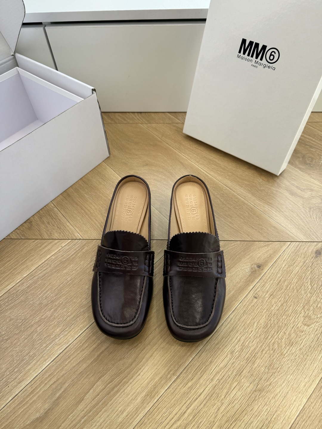 G077顶级Maison Margiel*26SS 春夏新款复古懒人包头穆勒鞋经典简约的乐福鞋版型，利落
