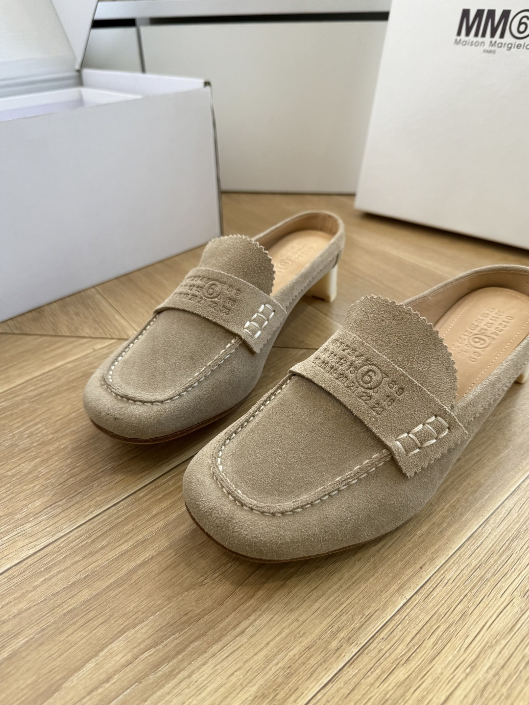 G077顶级Maison Margiel*26SS 春夏新款复古懒人包头穆勒鞋经典简约的乐福鞋版型，利落