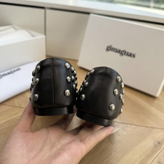 顶级品质G213Gimagua*·26s 春夏新款 不规则铆钉平底奶奶鞋奶奶鞋的温柔廓形还在:圆润的鞋头 顶级品质G213Gimagua*·26s 春夏新款 不规则铆钉平底奶奶鞋奶奶鞋的温柔廓形还在:圆润的鞋头