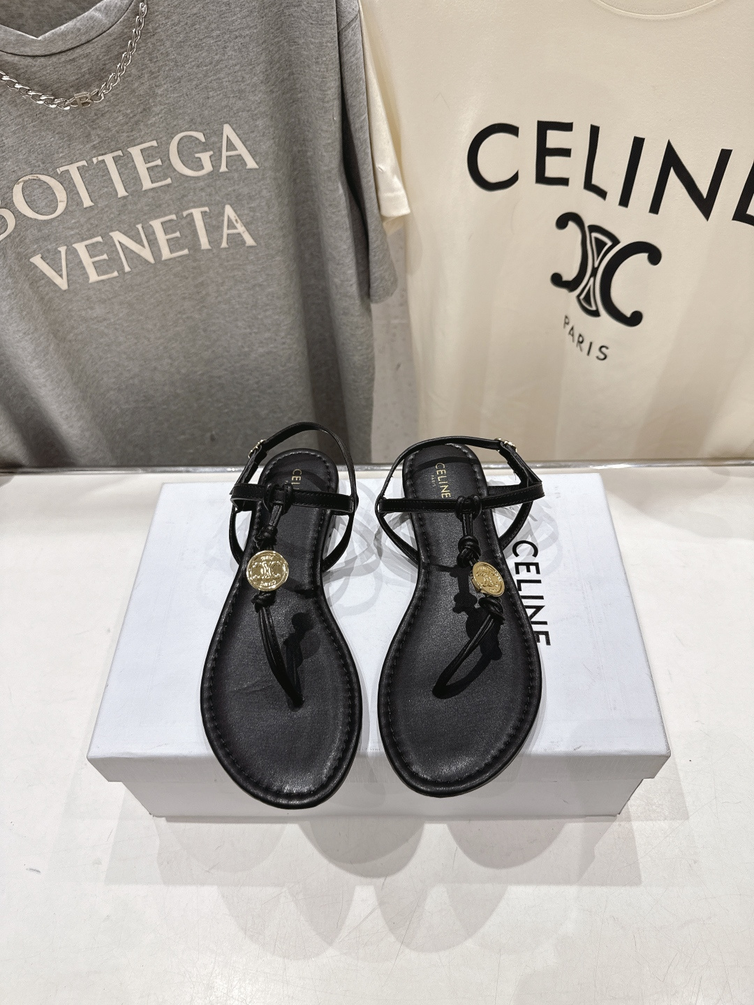 NO:891178,Celine's new flat-soled fashionable Roman-style flip-flop sandals. The Arc de Triomphe sandals of the same style as those of major Internet celebrities are classic and versatile... I recommend it with a dress in summer. They are absolutely perfect with a retro touch and a perfect sense of fashion. The original purchase and development, still the highest output to restore the original customized retro feel. It also has a sense of design, which can be salty, sweet or girly, Japanese and Korean style. The upper is imported cowhide, the lining is sheepskin, and the outsole is Italian imported genuine leather. Size:  35-40 (40.41 customized), sandals, celine, sandals, skirts, cowhide, sheepskin, Leather soles19860909赛琳新款平底时尚罗马风夹脚平底凉鞋 各大网红同款的凯旋门凉鞋经典又百搭… 种草推荐夏天搭配连衣裙 简直绝绝子了复古的点上带上了满分时髦感颜值绝了 原版购入开发,依旧最高输出还原原版定制复古感觉 又有设计感,可盐可甜可少女日韩系. 鞋面进口牛皮 内里羊皮 大底意大利进口真皮大底 码数 : 35-40（40.41定制）,凉鞋,celine,sandals,skirts,cowhide,sheepskin,Leather soles,Women's Shoes