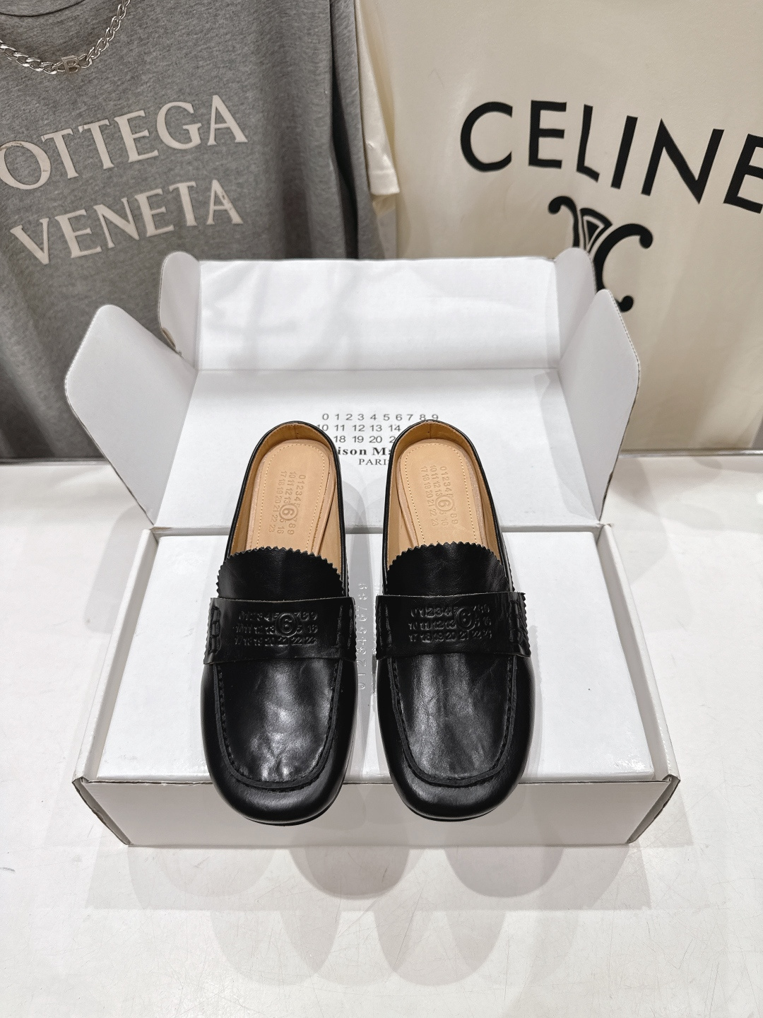 NO:891164,｜ Margiela’s new high-heeled mules and half-packed slippers ~ top quality. These loafers are really good at aesthetics!  Classic embossed logo + wavy lace hem, the retro atmosphere is directly filled. It is made of bright leather and suede, black and brown are cool and retro, milk tea nude color is warm and soft, and the low thick heel is not tiring to walk at all. The heelless and semi-drag design is good news for lazy people, and it is easy to kick when commuting. The upper is imported top-layer cowhide/high mercerized anti-suede, and the lining is first-layer cowhide. Outsole is imported genuine leather outsole from Italy. The heel height is 3.5cm.  Size 35-39 (customized in 40.41), half drag, masion margiela, loafers, slippers, cowhide, chamois leather, Leather soles19860909｜ 马吉拉新款高跟穆勒乐福鞋半包拖鞋～顶级品质 这款乐福穆勒拖真的长在审美点上！经典压印logo+波浪花边鞋边,复古氛围感直接拉满. 亮皮、麂皮双材质,黑棕酷感复古,奶茶裸色系温柔软嫩,低粗跟走路完全不累脚.无后跟半拖设计懒人福音,通勤出门一脚蹬 鞋面进口头层牛皮/高丝光反绒皮 内里头层牛皮 大底意大利进口真皮大底 跟高3.5cm 码数35-39（40.41订做）,半拖,masion margiela,loafers,slippers,cowhide,chamois leather,Leather soles,Women's Shoes