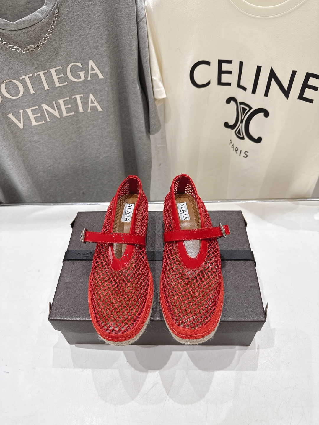 NO:890135,High version ALAiA Alea F027 2026ss summer new classic fishnet one-word buckle thick-soled fisherman's shoes mesh shoes Hollow mesh weaving has a lazy and relaxed style. Every step exudes a casual and comfortable atmosphere. The flip-toe version has a retro French style. The buckle design takes into account both fit and easy putting on and taking off. The simple shoe shape hides a low-key and high-end texture. It is suitable for wide-leg pants and skirts.  Unlock the refreshing and effortless atmosphere of summer. Suitable for those who prefer neat individuality and pursuit of taste. Refreshing and eye-catching but with high-end heritage. The upper is made of imported patent leather spliced with the original fishnet surface. The lining/foot pads are imported sheepskin. The outsole is the original ZP molded outsole/hand-stitched Mark thread fisherman shoe combination bottom. Size: 35-41 (40.41 is non-refundable). Comes with original packaging, single shoes, alaia, espadrilles, skirts, sheepskin.19860909高版本 ALAiA阿莱亚F027 2026ss夏季新品经典渔网一字扣带厚底渔夫鞋网面鞋 镂空网面编织慵懒松弛格调 每一步都漾开随性自在气场 夹趾版型自带复古法式风骨 搭扣设计兼顾贴合与穿脱便捷 简约鞋型暗藏低调高级质感 配阔腿裤半身裙都适配出彩 解锁夏日清爽不费力穿搭氛围 适合偏爱利落个性又追求品味的穿搭爱好者 清爽吸睛却自带高级底蕴 鞋面采用进口漆皮拼接原版渔网面 内里/垫脚进口羊皮 大底原版ZP开模大底/手工缝马克线渔夫鞋组合底 码数:35-41（40.41定不退换） 配原版包装,单鞋,alaia,espadrilles,skirts,sheepskin,Women's Shoes