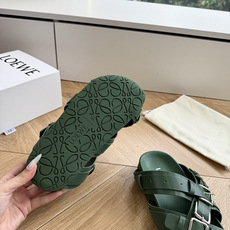 G027顶级品质 LOEWE 2026夏季糖果扣厚底凉鞋罗意威2026夏季限定的氛围感神鞋来啦🍃 自带慵 G027顶级品质 LOEWE 2026夏季糖果扣厚底凉鞋罗意威2026夏季限定的氛围感神鞋来啦🍃 自带慵