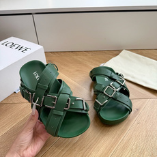 G027顶级品质 LOEWE 2026夏季糖果扣厚底凉鞋罗意威2026夏季限定的氛围感神鞋来啦🍃 自带慵 G027顶级品质 LOEWE 2026夏季糖果扣厚底凉鞋罗意威2026夏季限定的氛围感神鞋来啦🍃 自带慵